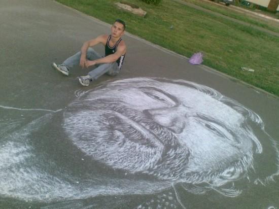 A dus joaca din coplilărie la nivel de artă! Desenele pe trotuar l-au făcut celebru în Rusia 