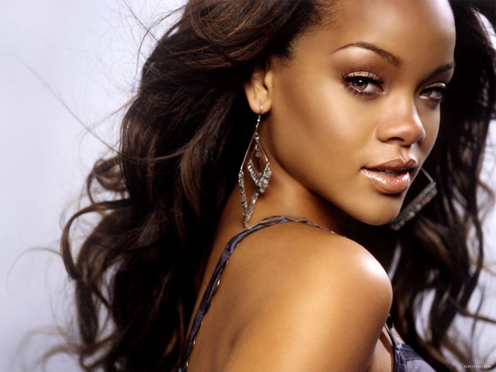Rihanna şochează din nou. Imaginea care a stârnit mii de controverse