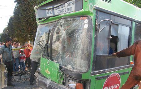 Coliziune între două autobuze pline cu pasageri la Constanţa. O femeie a fost rănită 