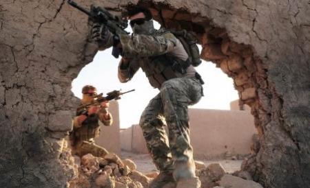 NATO va transfera atribuţiile de securitate afganilor până în iunie 2013