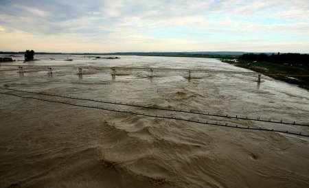 COD ROŞU de inundaţii pe Bega, în Timiş. Află ce alte judeţe se vor confrunta cu furia apelor 