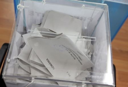 Fraudă electorală în Ploieşti. Un reprezentant şi un alegător au fost reţinuţi