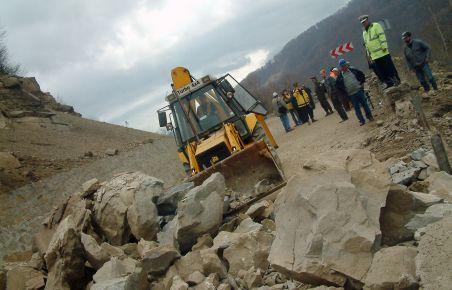 Traficul rutier pe DN 7 Râmnicu Vâlcea-Sibiu, blocat complet din cauza unor căderi masive de pietre