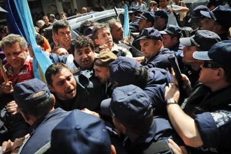 Sute de manifestanţi ecologişti au blocat o intersecţie în Sofia. Ce se va întâmpla cu pădurile Bulgariei