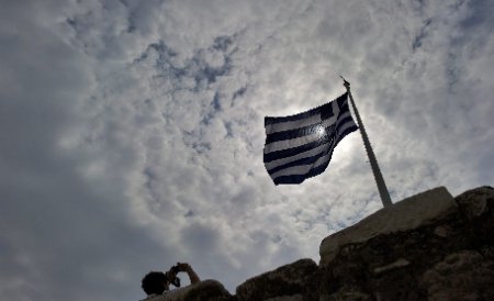 O urnă de vot a fost arsă la Atena de persoane necunoscute 