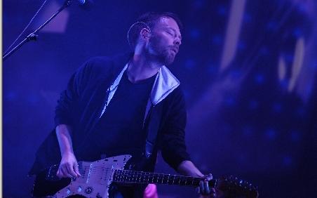 Un mort şi trei răniţi la concertul Radiohead din Toronto, după ce scena s-a prăbuşit 