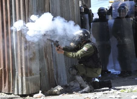 Ciocniri violente între poliţişti şi unităţile de intervenţie antiproteste, în capitala Boliviei