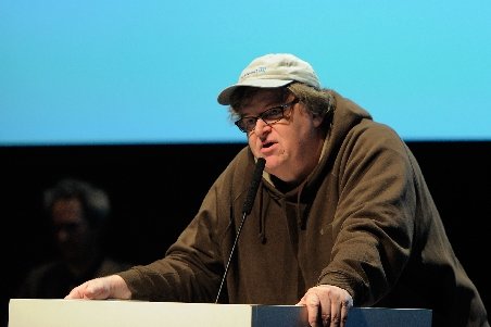 Michael Moore şi Oliver Stone cer Ecuadorului să acorde azil politic jurnalistului Julian Assange