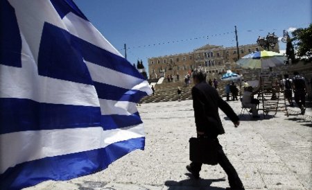 Grecii au retras masiv banii din bănci în mai, de frica ieşirii din zona euro