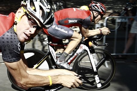 Trei colaboratori apropiaţi ai lui Lance Armstrong, suspendaţi pe viaţă