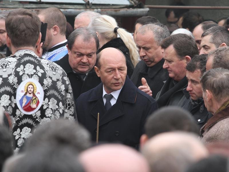 Băsescu, Udrea, Blaga, Boureanu, Oltean şi restul liderilor PDL sunt prezenţi la funeriliile soţiei lui Gheorghe Flutur