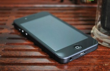 iPhone 5, copia modelului chinezesc i5? O companie din Hong-Kong vrea să dea în judecată Apple