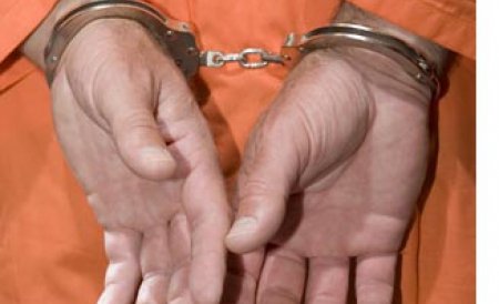 Un adolescent de 17 ani, arestat după ce a ucis în bătaie un bărbat, în Hunedoara