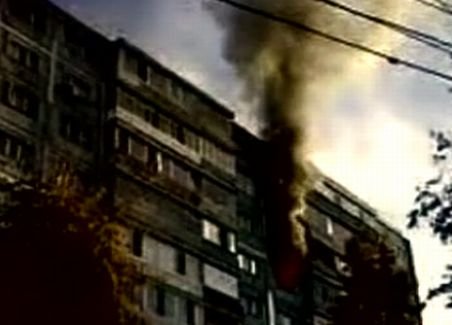 Şi-a condamnat familia la moarte! Un poliţist din Petroşani şi-a incendiat mama şi bunica