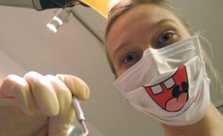 Teama de vizitele la dentist are leac. Vezi cum pot fi trataţi copiii de odontofobie