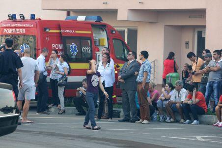 Locatarii blocului afectat de incendiul din Confort City îşi cer banii înapoi pe apartamente