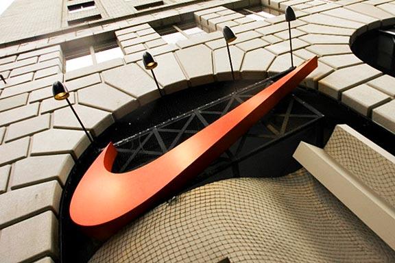 Nike vinde Umbro la jumătate din preţul la care a achiziţionat-o, în 2008. Câţi bani va pierde producătorul american
