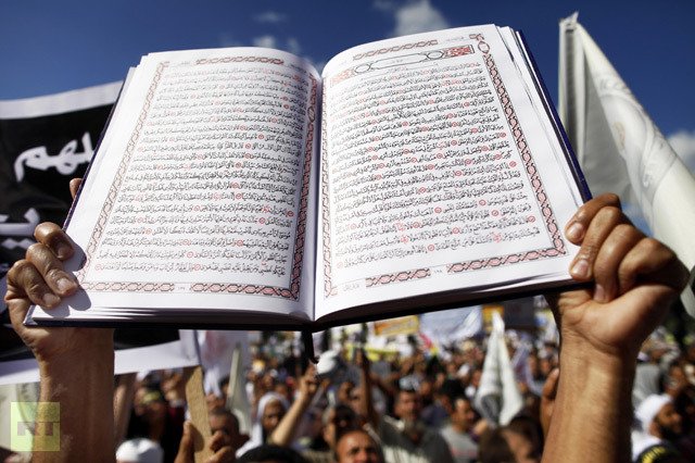 Noua Constituţie egipteană păstrează referinţa la &quot;principiile&quot; sharia