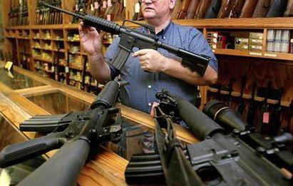 Americanii vor să interzică armele semiautomate, în urma masacrului de la şcoala din Newtown 