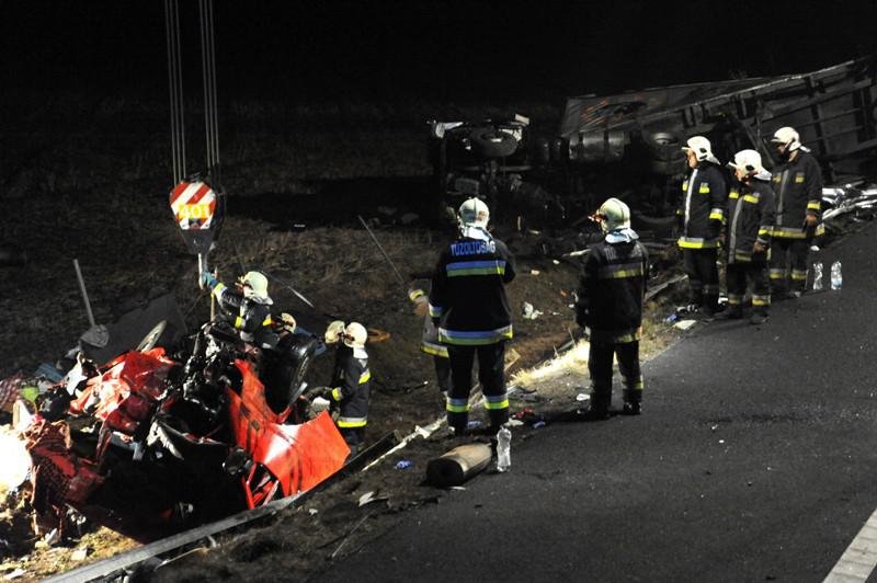 Cinci români au murit într-un accident petrecut pe o şosea din Ungaria. Maşina a fost făcută praf de un autoturism de teren
