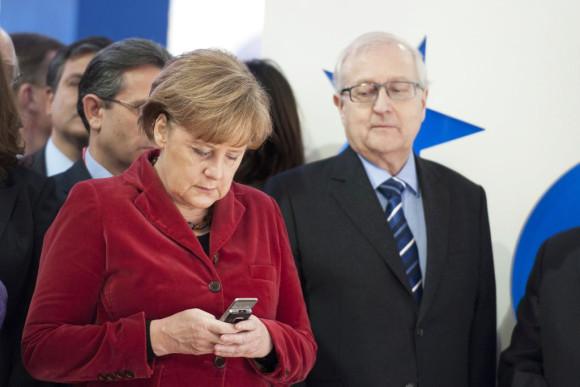 Obsedată de SMS-uri, Angela Merkel nu vrea să îşi facă cont pe Twitter