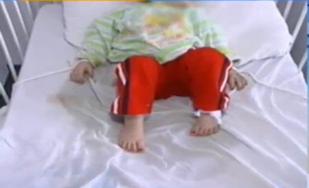 Ce spune Colegiul Medicilor despre cazul copiilor legați de paturi: Ancheta a fost una superficială