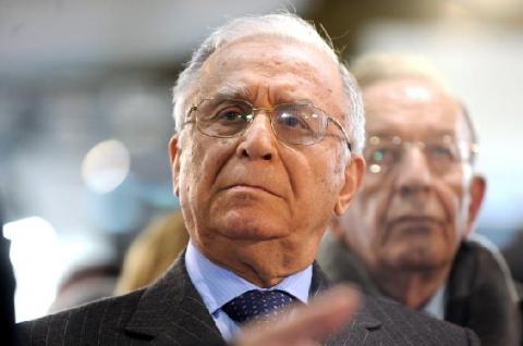 Fostul preşedinte Ion Iliescu, internat la Spitalul Elias