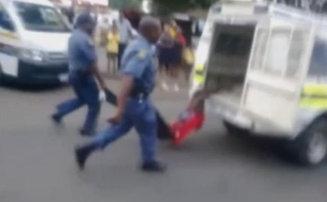 Africa de Sud: Un bărbat a murit după ce a fost târât de o maşină a poliţiei