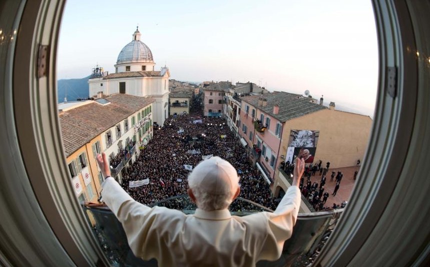 Benedict al XVI-lea, liniştit şi destins în prima zi după renunţarea la pontificat