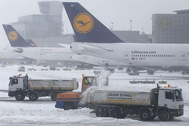 Aeroporturi paralizate, şosele închise şi curse feroviare suspendate din cauza ninsorilor abundente. Iarnă în toată regula în vestul continentului
