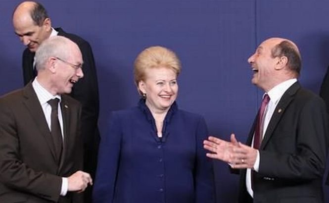 Cum se distrează Băsescu la Consiliul European. Şeful statului apare în fotografii râzând, alături de alţi lideri europeni