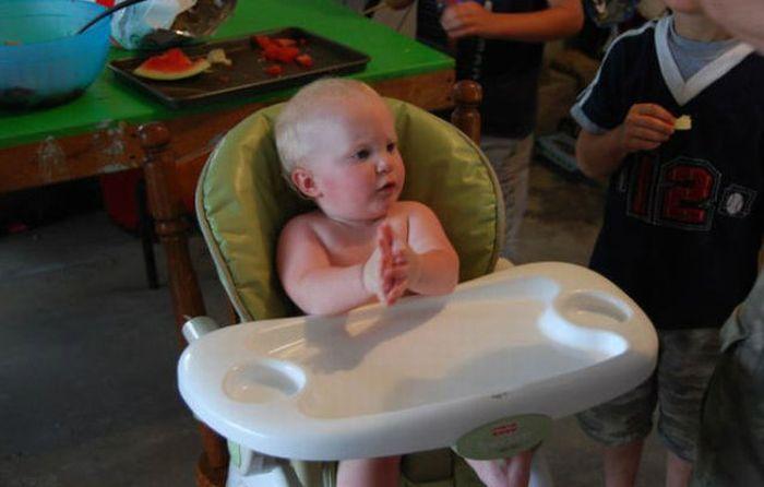 Cum arată acest bebeluş după 10 minute de când a fost făcută poza. Era ziua lui şi mama i-a pus în faţă un tort. Urmarea e inevitabilă