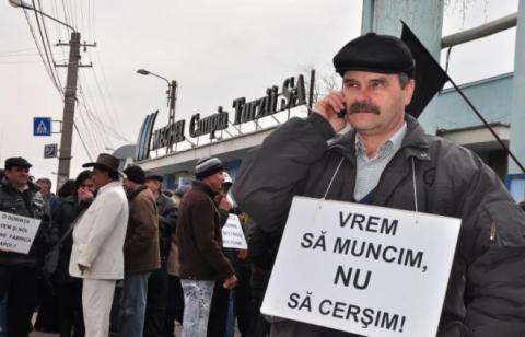 Protestatarii de la Mechel Câmpia Turzii au blocat drumul naţional E 60 şi le-au cerut şoferilor câte un leu