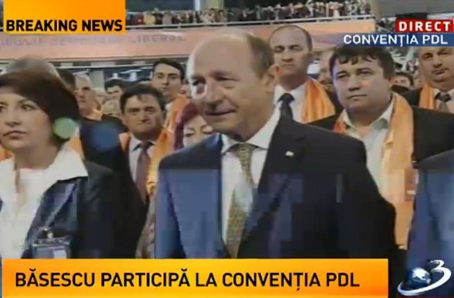 Preşedintele Traian Băsescu, întâmpinat de protestatari şi susţinători, la Convenţia PDL