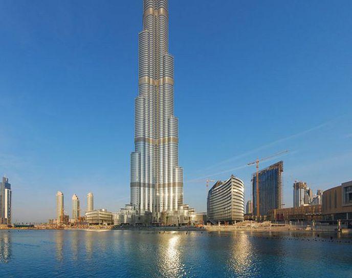 Imaginea care îţi taie respiraţia. Fotograful National Geographic s-a urcat pe cea mai înaltă clădire de pe Terra. Iată ce poză a făcut