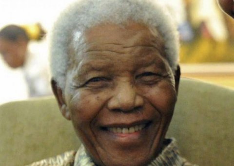 Nelson Mandela se simte bine şi respiră fără probleme