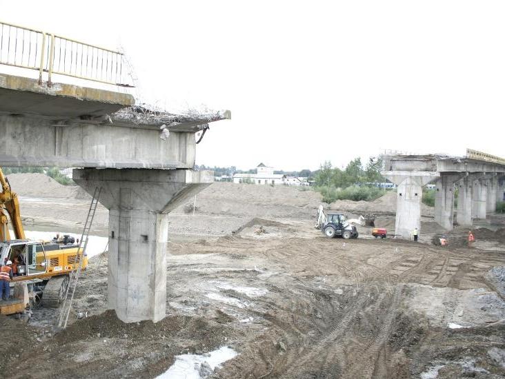 În România se construieşte în ritm de melc. Lucrările începute în 1995 la un pod peste Siret vor fi reluate în acest an