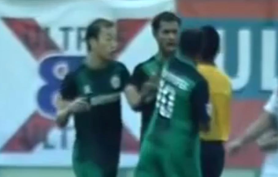 Un fotbalist indonezian a fost suspendat pe viaţă pentru lovirea unui arbitru