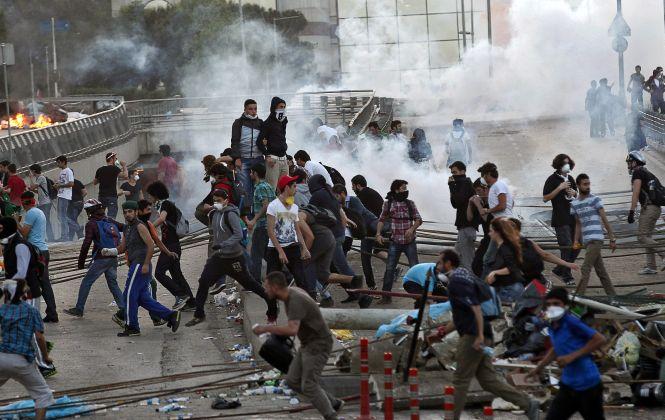 Autorităţile din Turcia încearcă să calmeze protestatarii. Vicepremierul turc le-a prezentat scuze răniţilor