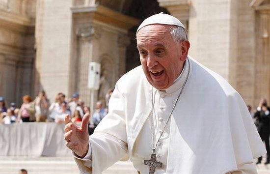 Papa Francisc denunţă pe Twitter o &quot;cultură a deşeului&quot; împotriva persoanelor