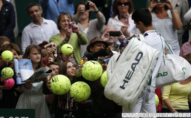 Liderii mondiali Novak Djokovic şi Serena Williams s-au calificat fără emoţii în turul II la Wimbledon
