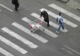 Ce a făcut acest român după ce a plecat de la hypermarket. Oamenii râdeau pe stradă de el