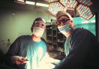 Ce au făcut doi medici rezidenţi din România, în sala de operaţie. &quot;Nu mă vor opera NICIODATĂ la Cluj, că poate ajung pe Instagram&quot;