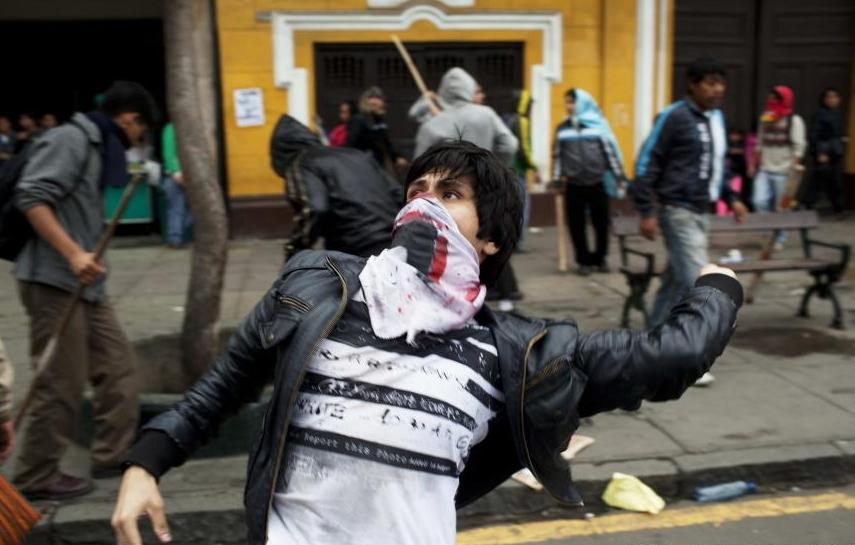 Proteste ale studenţilor în Peru: Poliţia foloseşte tunuri cu apă şi gaze lacrimogene