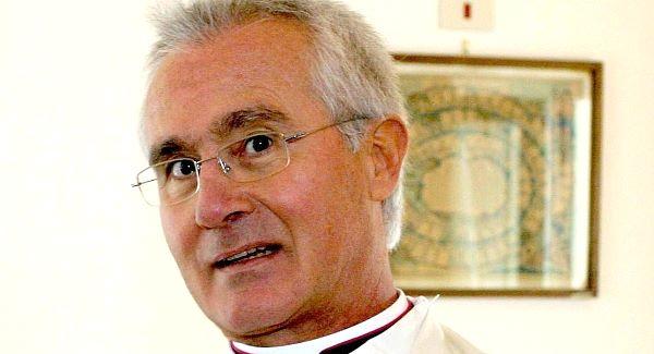 Un episcop de la Vatican, arestat pentru deturnare de fonduri, acuză cardinali de abuzuri financiare