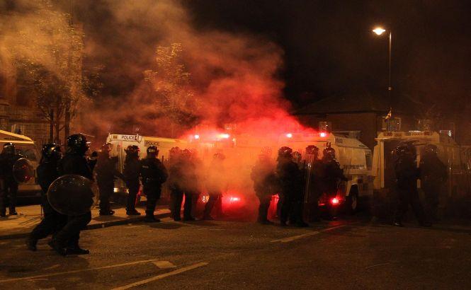 Proteste violente la Belfast. Opt poliţişti au fost răniţi şi zeci de persoane au fost arestate