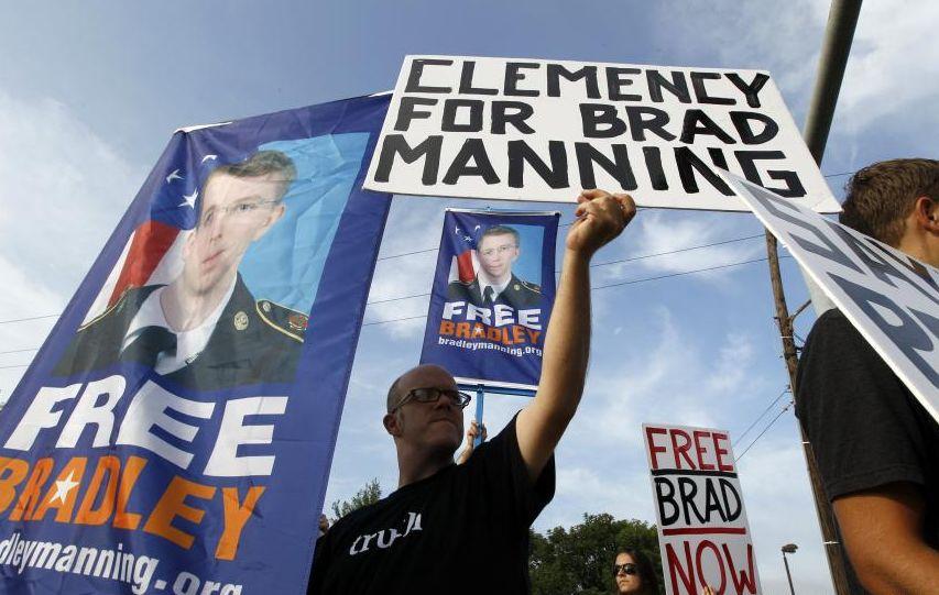 Avocaţii lui Bradley Manning îi cer preşedintelui Obama GRAŢIEREA „cârtiţei“ WikiLeaks