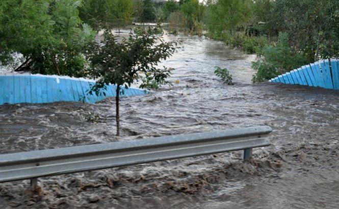 Pompieri din trei judeţe ale ţării încearcă să elibereze drumul naţional 25, acoperit de ape. Circulaţia ar putea fi realuată în două zile