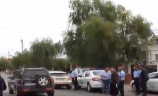 Mai mulţi poliţişti, atacaţi de romii din Sinteşti. O maşină a jandarmilor a fost vandalizată