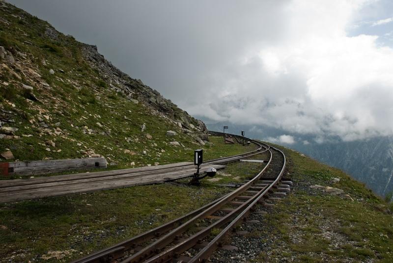 Avem 11.000 de km de cale ferată, iar din aceştia 80% au nevoie de reparaţii. Călătoria cu trenul, întoarcere în timp